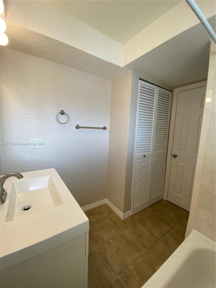 PARADISE AT DADELAND COND - Residential