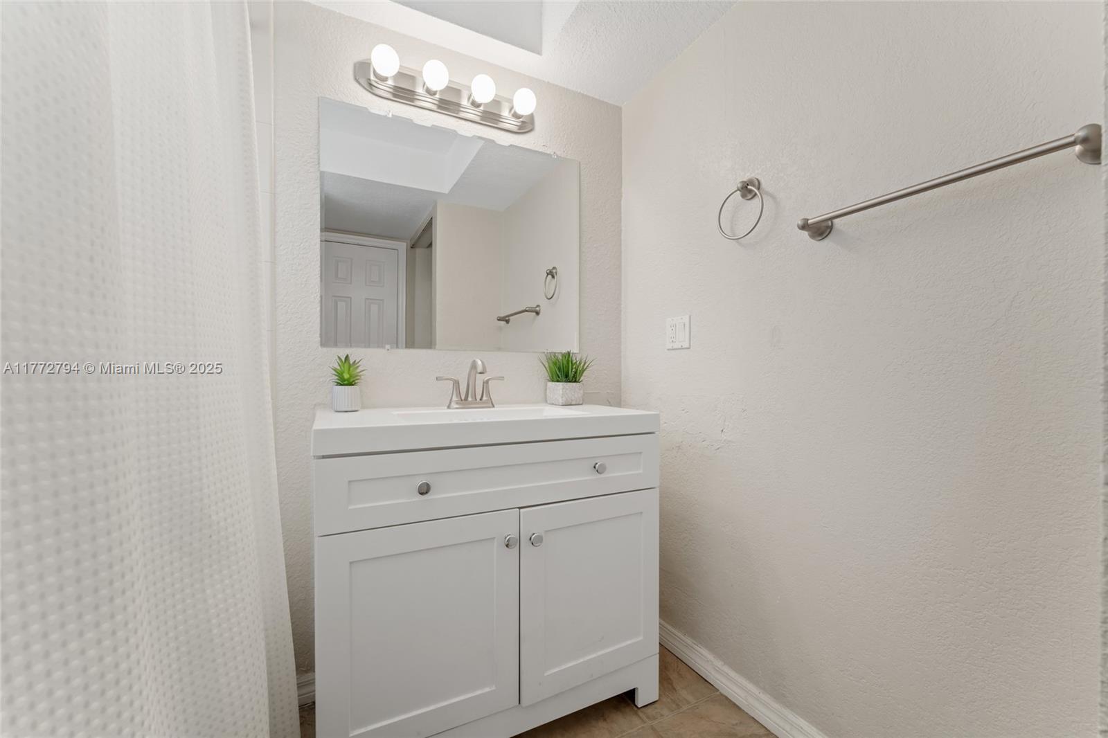 PARADISE AT DADELAND COND - Residential
