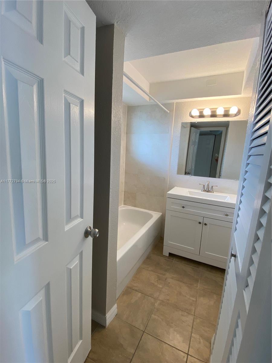 PARADISE AT DADELAND COND - Residential