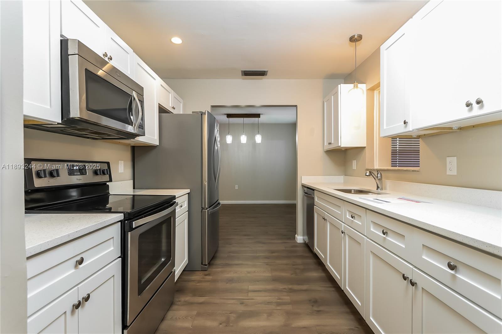 BROADVIEW COUNTRY CLUB - Residential Lease