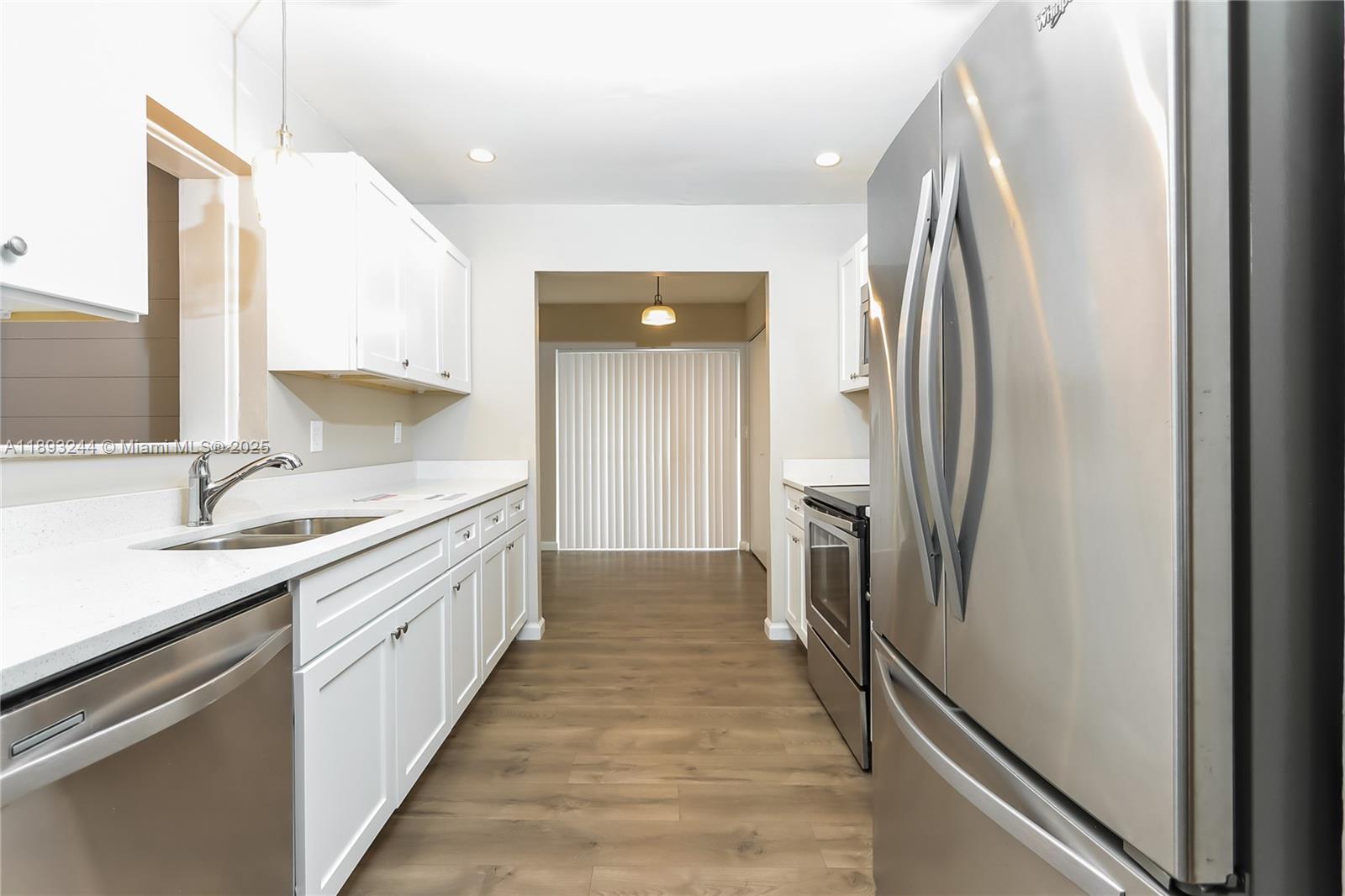 BROADVIEW COUNTRY CLUB - Residential Lease