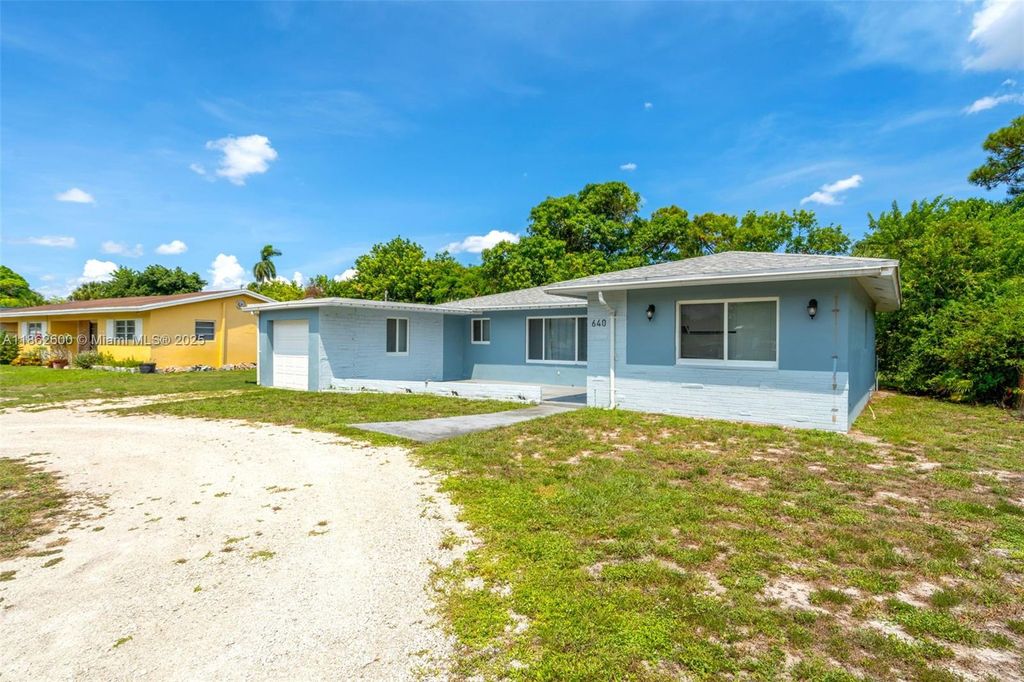 Photo of 640 E Melrose Cir, Fort Lauderdale, FL 33312 (MLS # A11862600)