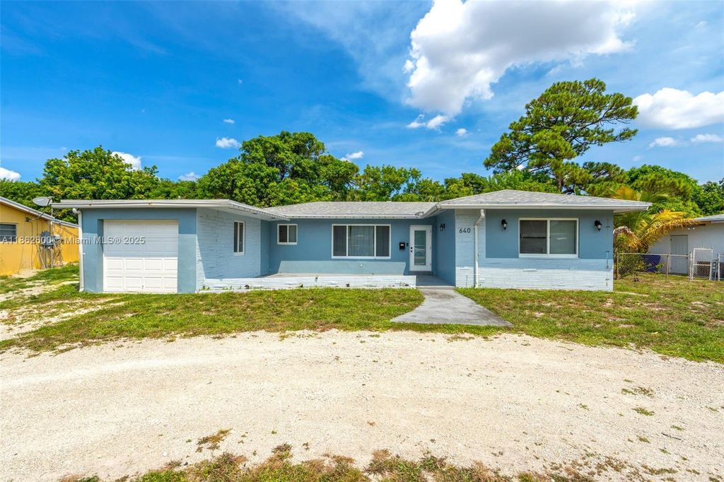 Photo of 640 E Melrose Cir, Fort Lauderdale, FL 33312 (MLS # A11862600)
