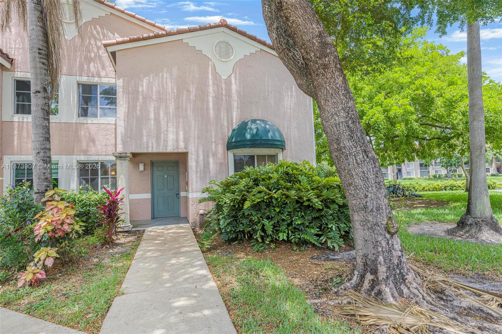 Beautiful remodeled unit in the heart of Miramar, safe gated community of St. Andrews.