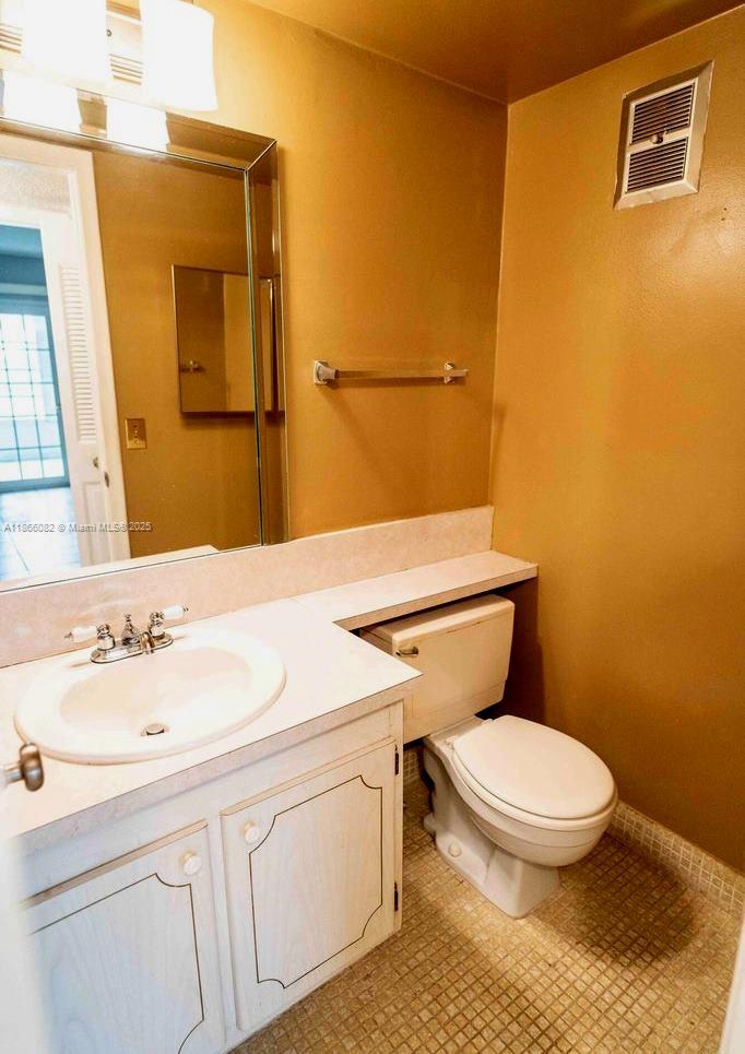 SOUTHAMPTON CONDO - Residential