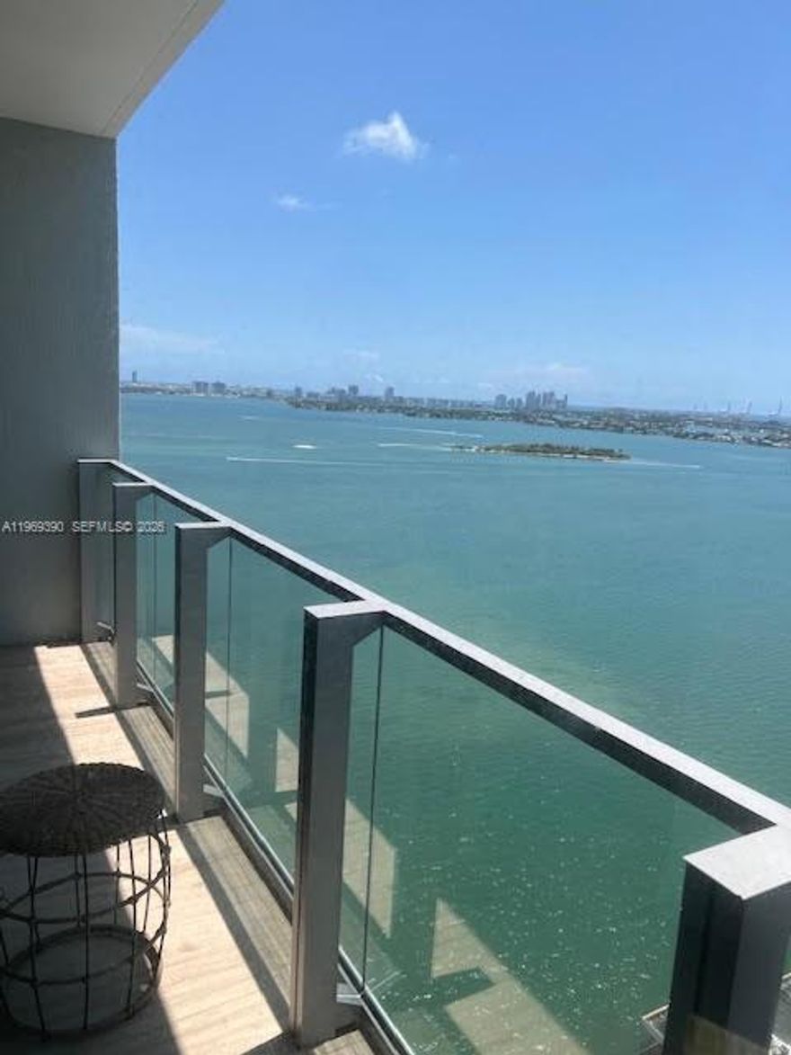 Luxurious building for a relaxed and prestigious lifestyle, just like the famous ones. With immaculate views and amenities. A practically new luxury apartment, fully furnished with soft, neutral colors to bring it to life with your personal and attractive decor. It's a 2-bedroom apartment that can easily be converted into 3 suites, two of them with views of the stunning bay where Miami's most luxurious yachts cruise. Full FURNITURE  Unit, just bring your new chance of life style, Begin to enjoy now.