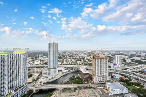 MINT CONDO - Residential