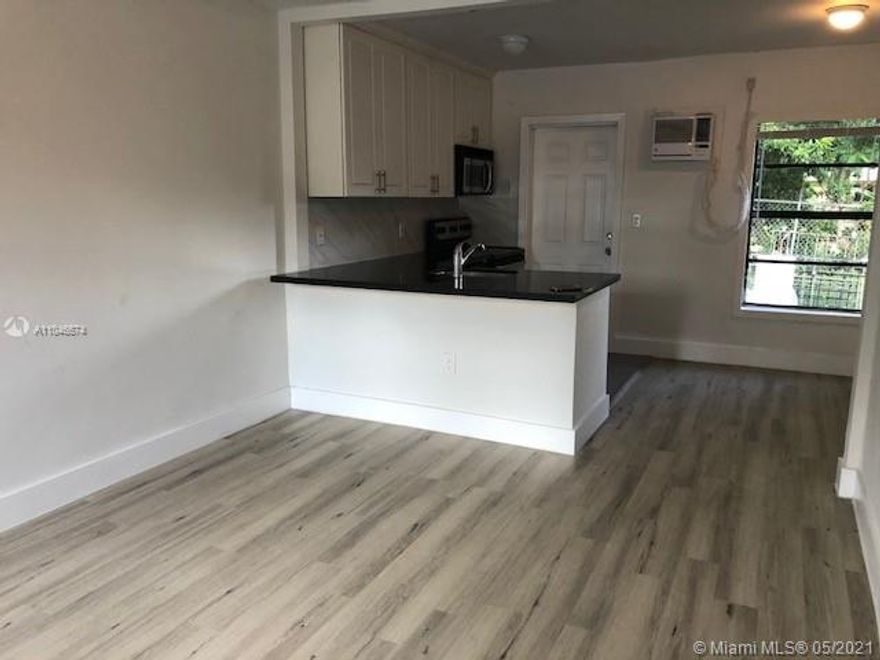 Nice Duplex. 1 Bedroom and 1 Bathroom. Completely Remodel, Open kitchen with granite countertops, freshly painted. Great and huge patio. Don't miss this opportunity. Located to all major highways and shops.