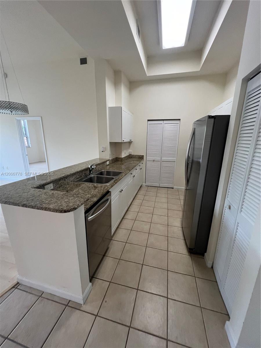 TURNBERRY ON THE GREEN CO - Residential Lease