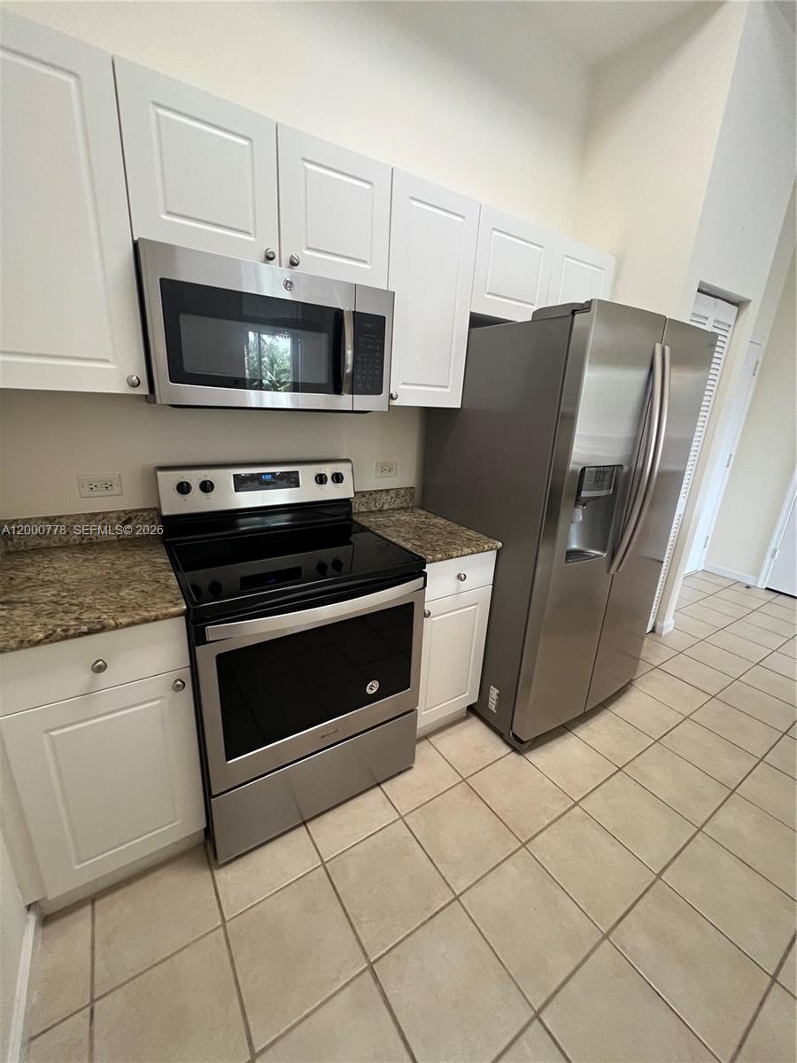 TURNBERRY ON THE GREEN CO - Residential Lease