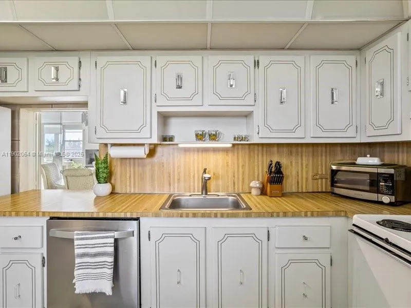 Boca Raton, Florida 33487, United States, 2 Bedrooms Bedrooms, ,2 BathroomsBathrooms,Residential,Active,233635