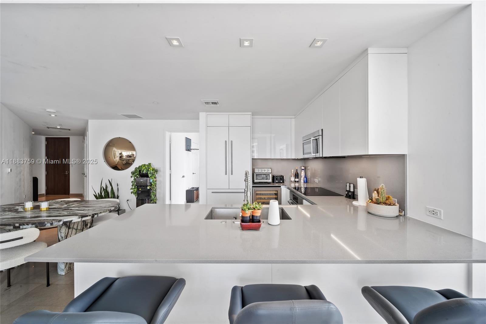 REACH CONDO - Residential