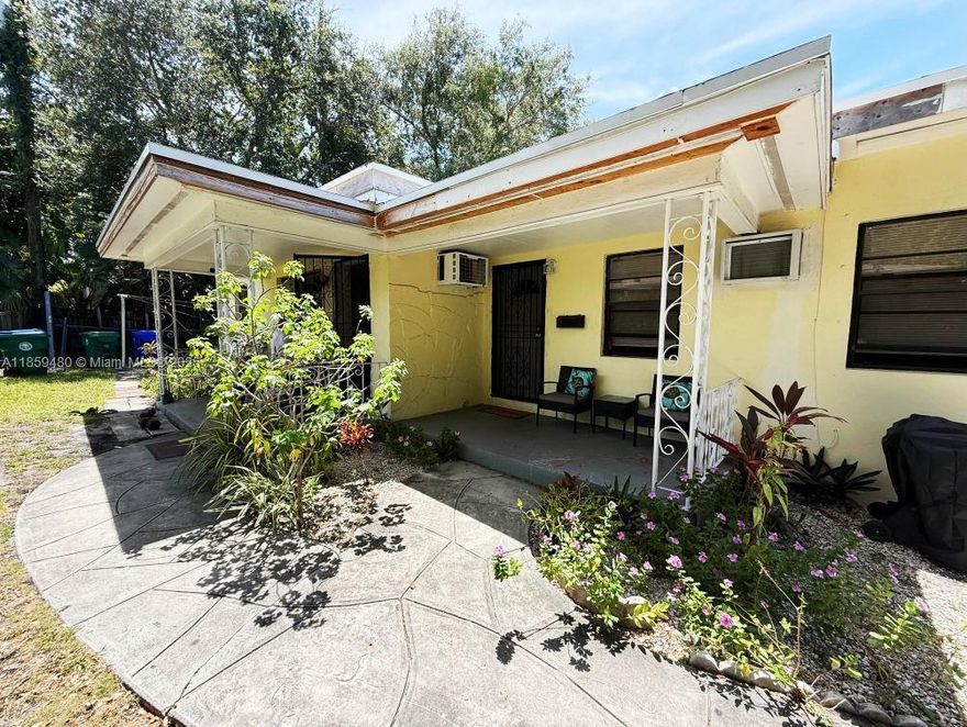 Centrally located DUPLEX minutes to everything—Miami Design District (about 9 blocks), Wynwood Walls, Midtown, beaches and both airports. Walk to luxury retail, art and Michelin-level dining. Live in one unit and lease the other, or hold as a land play in a neighborhood surging with new development. Quiet street, strong rental demand and year-round convenience make this an easy yes for end users or​​‌​​​​‌​‌​​​‌‌​​​‌‌‌​​‌​​‌‌​​​​ investors.