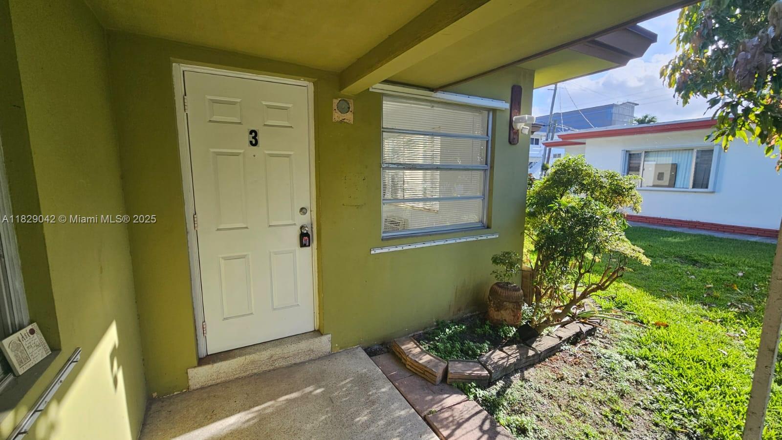Lovely unit with one bed and one full bath located in the beautiful city of Hallandale Beach. It has two assigned parking spots, plenty space and patio. Close to Gulfstream, Doggy's, La Estancia Argentina, Piola Italian Restaurant, Publix, Win Dixie, Aventura Mall the beach and more! Easy access to the US-1. Call us now.