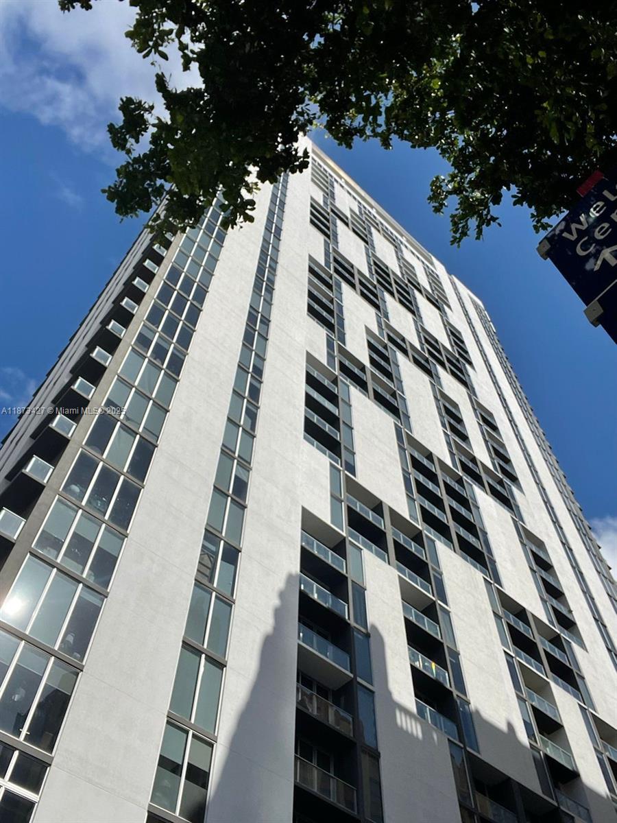Beautiful 2 bed, 2 bath residence located in the heart of Downtown. This unit features a modern open floor plan, high ceilings, floor-to-ceiling windows, and abundant natural light. The contemporary kitchen comes with stainless steel appliances,
Enjoy living with building amenities including a rooftop pool and sundeck with panoramic city views, fully equipped fitness center, resident lounge, 24-hour security, and valet parking. Walking distance to Brickell, Bayfront Park, dining, shopping, and the MetroMover.