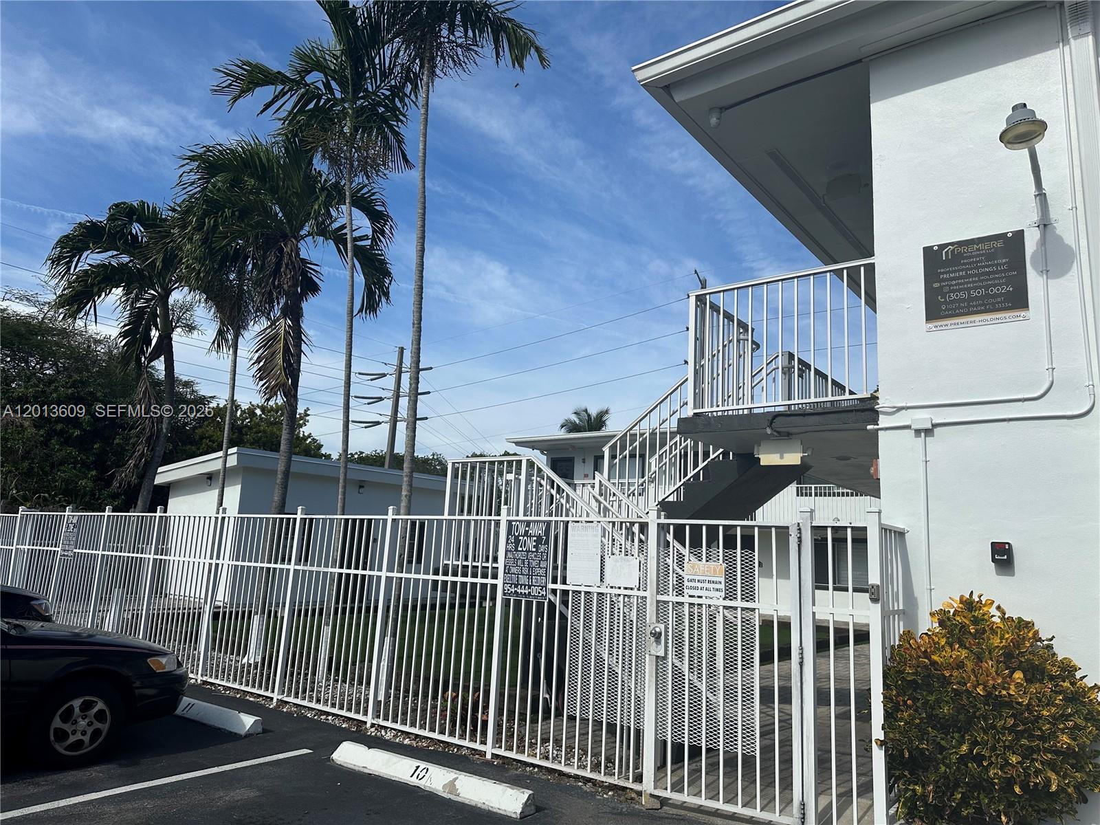 HOLLYWOOD PARK - Residential Lease