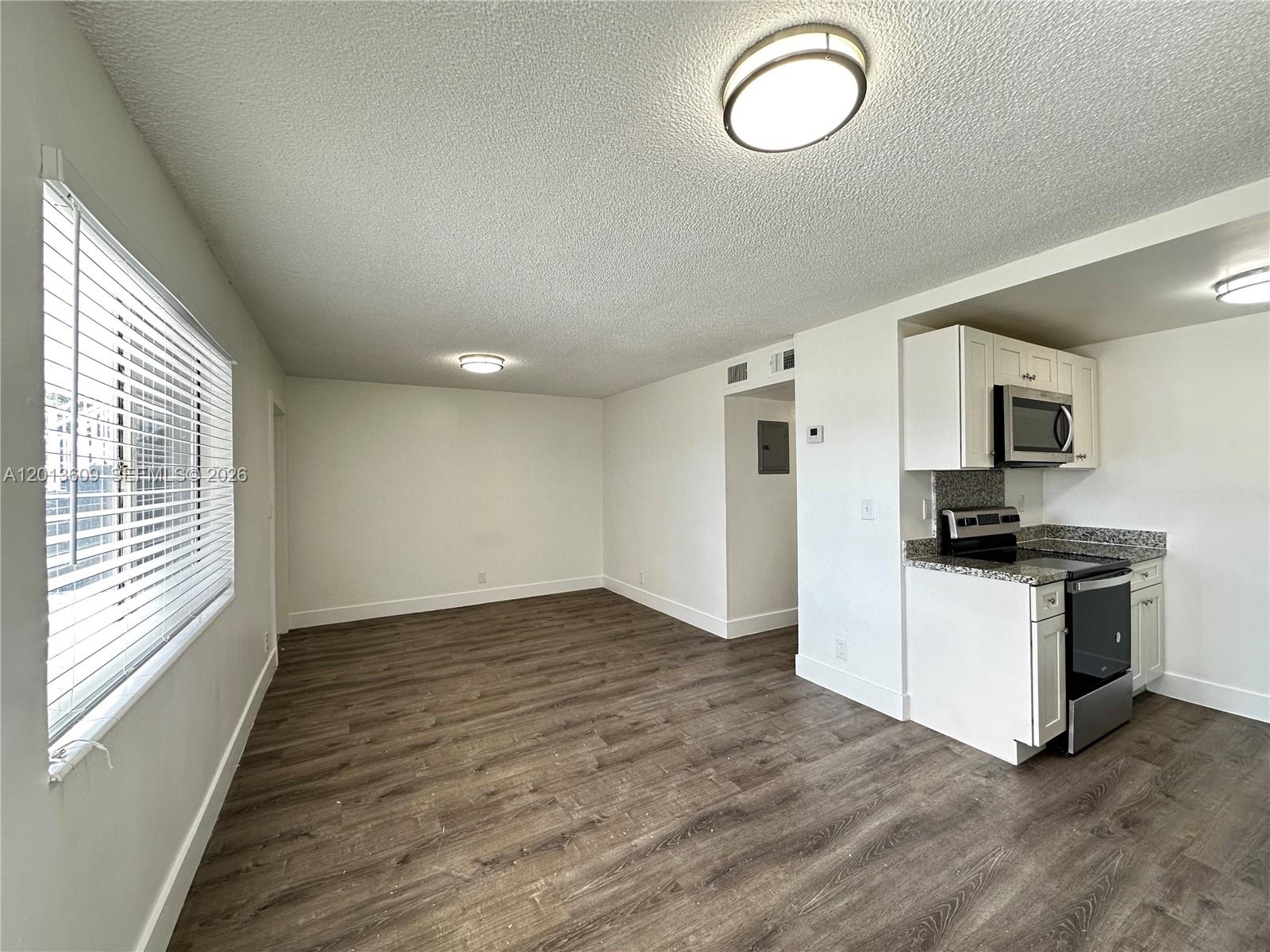 HOLLYWOOD PARK - Residential Lease