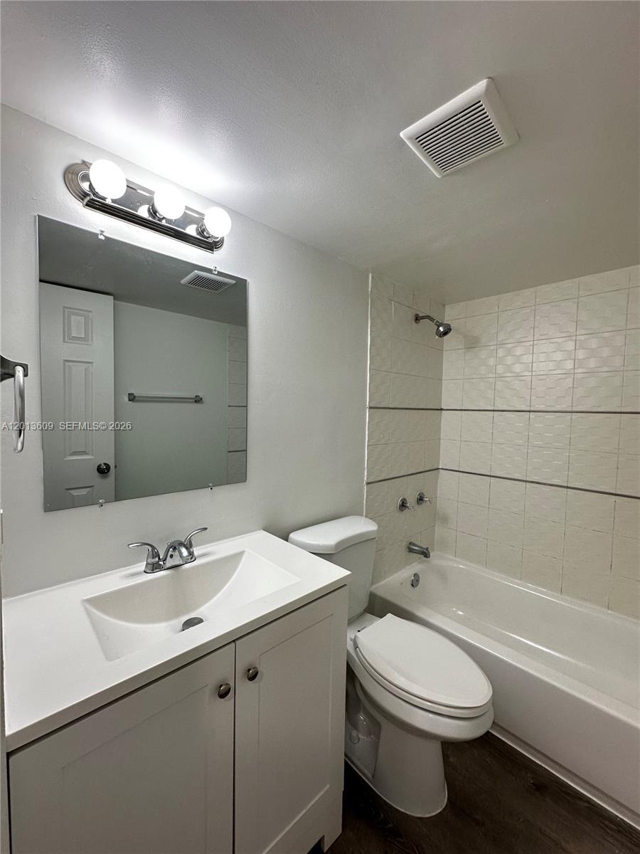 HOLLYWOOD PARK - Residential Lease