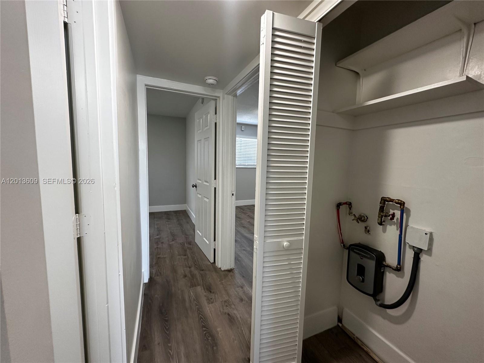 HOLLYWOOD PARK - Residential Lease
