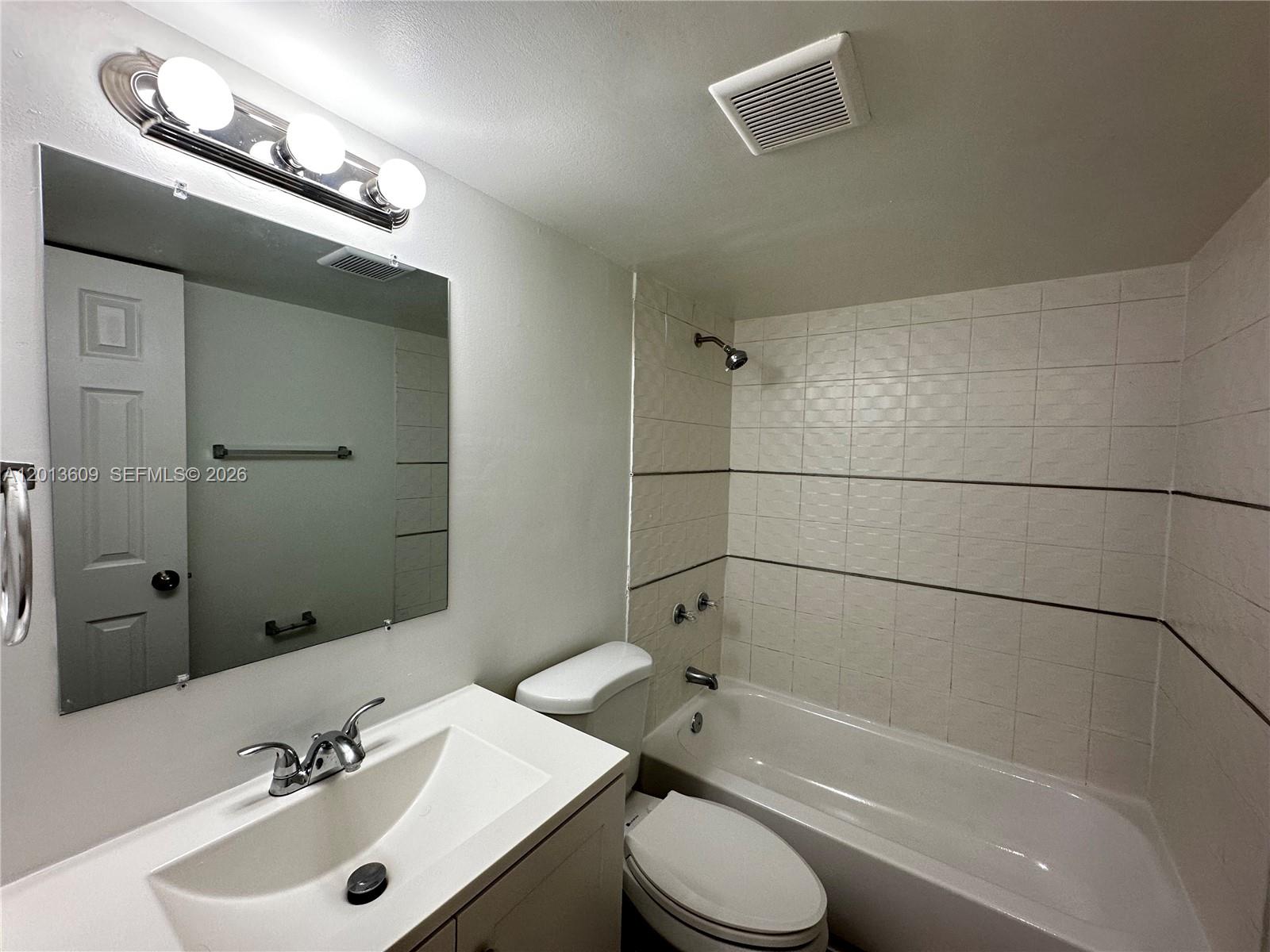 HOLLYWOOD PARK - Residential Lease