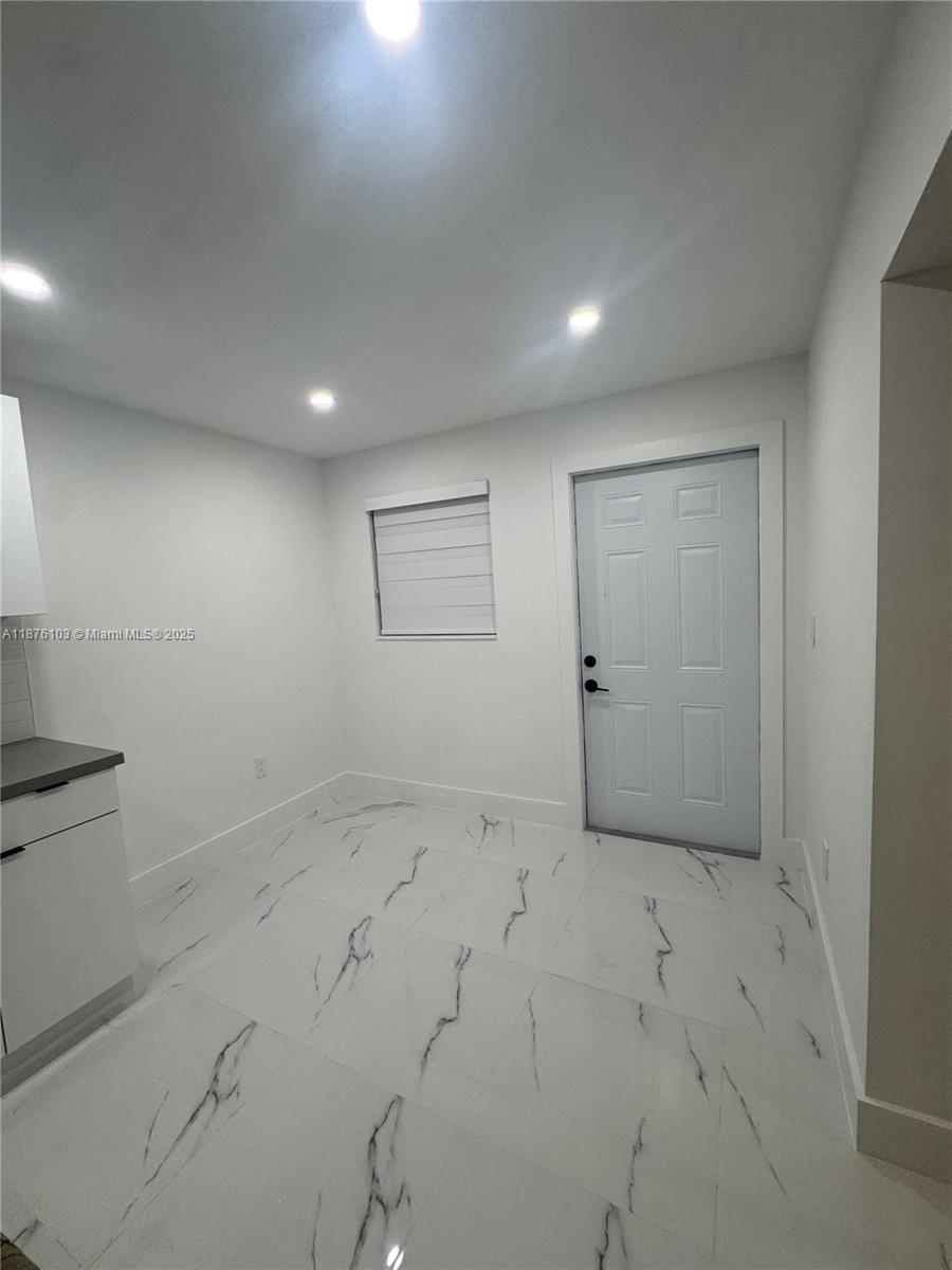 Beautifully renovated efficiency available for rent! This private apartment offers an independent entrance, a cozy patio area, and two parking spaces. All utilities are included—water, electricity, and high-speed internet—making it a convenient and affordable choice. Perfect for comfortable living with both privacy and convenience in a well-maintained setting.