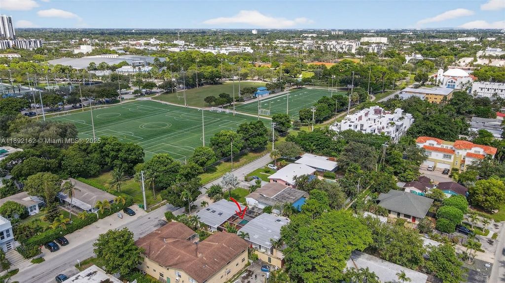 Photo of 630 NE 14th Ave #B, Fort Lauderdale, FL 33304 (MLS # A11892162)