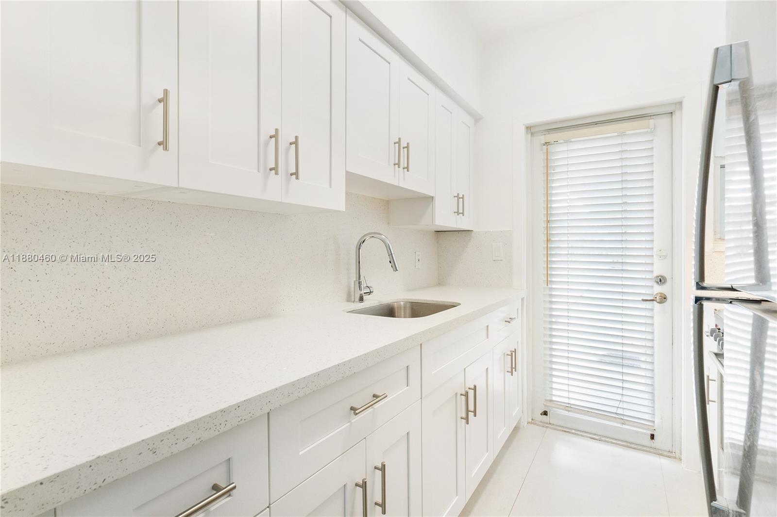 6930 Rue Versailles 24