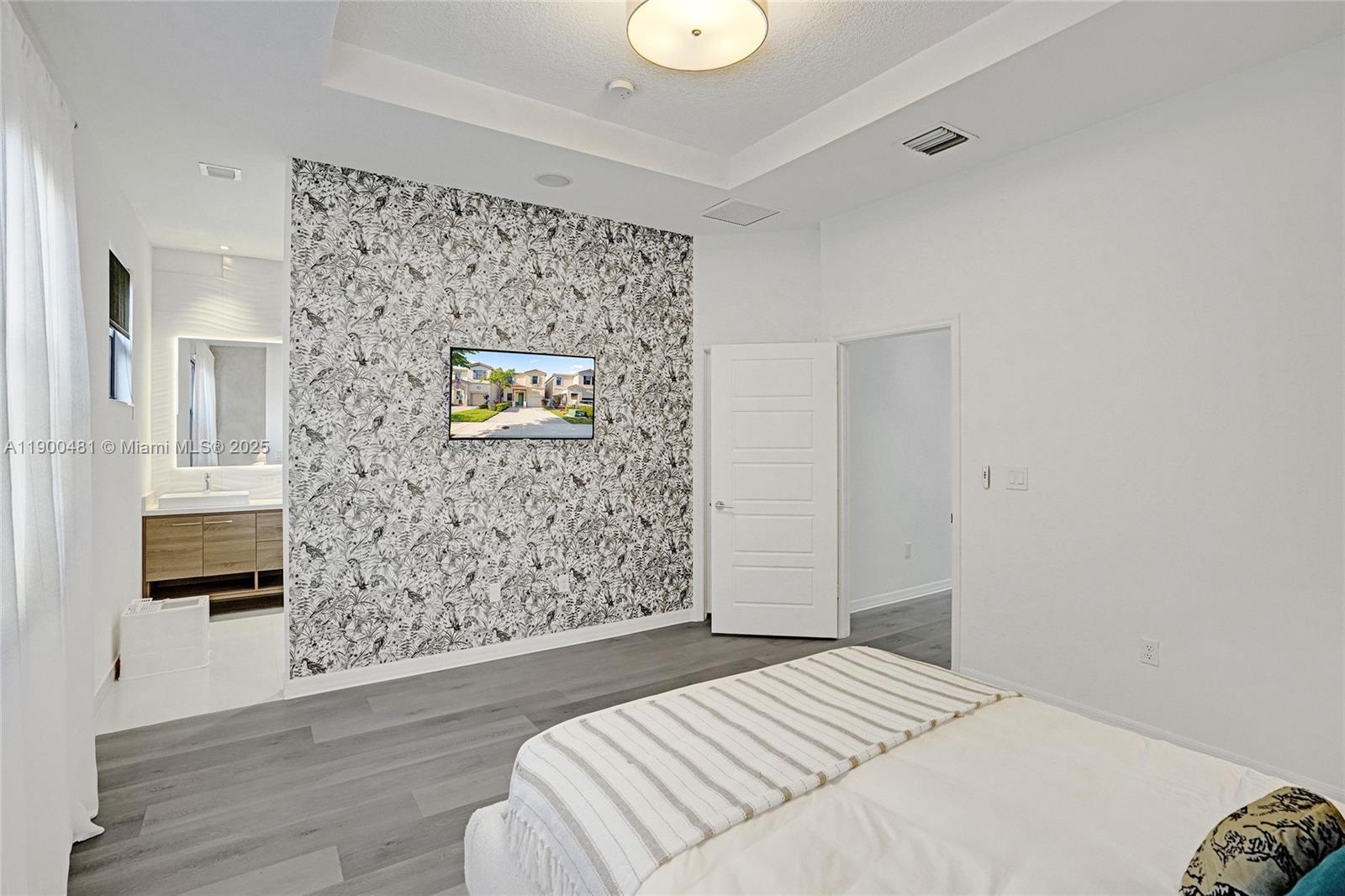 CHAMPION LAKES - Residential