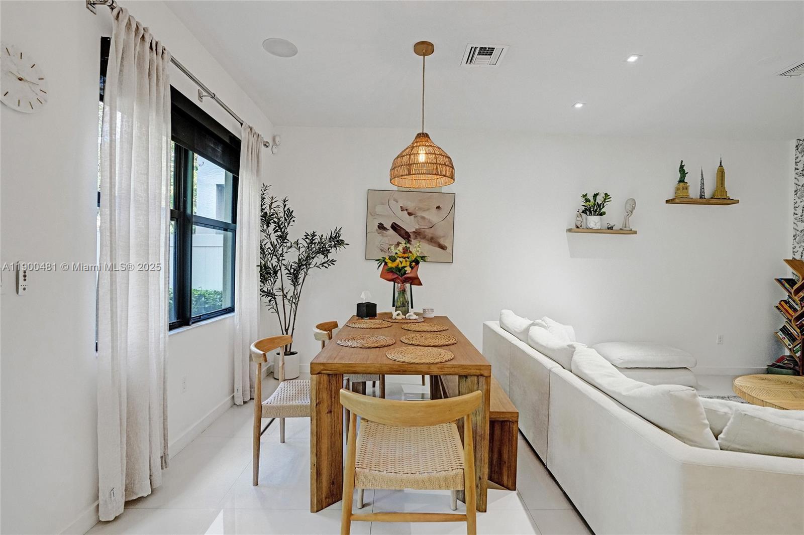 CHAMPION LAKES - Residential