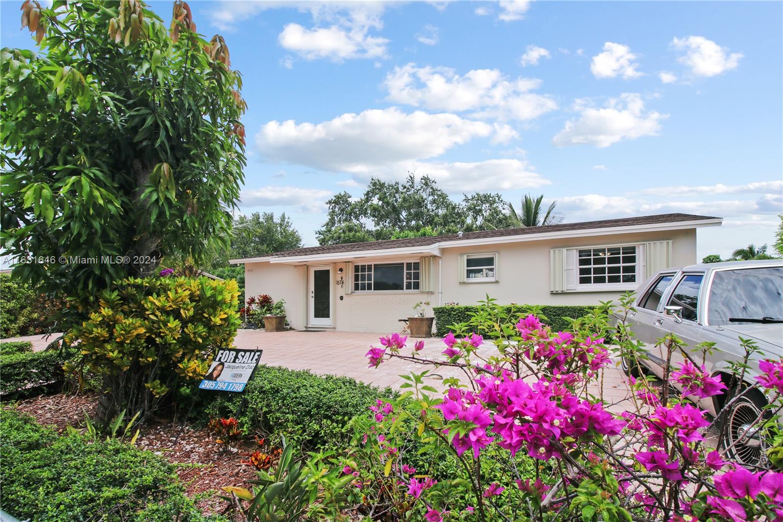 Huge property in a quiet neighborhood, property actual area is 1786 Sq. Ft. it is a 4/2. Please make sure to compare property with a 4/2 and the square footage!! RECENTLY REMODELED!!  Air Conditioning and The roof was changed 6 years ago. Have many parking spaces, including a Boat!! NO ASSOCIATION. SELLER MOTIVATED!!