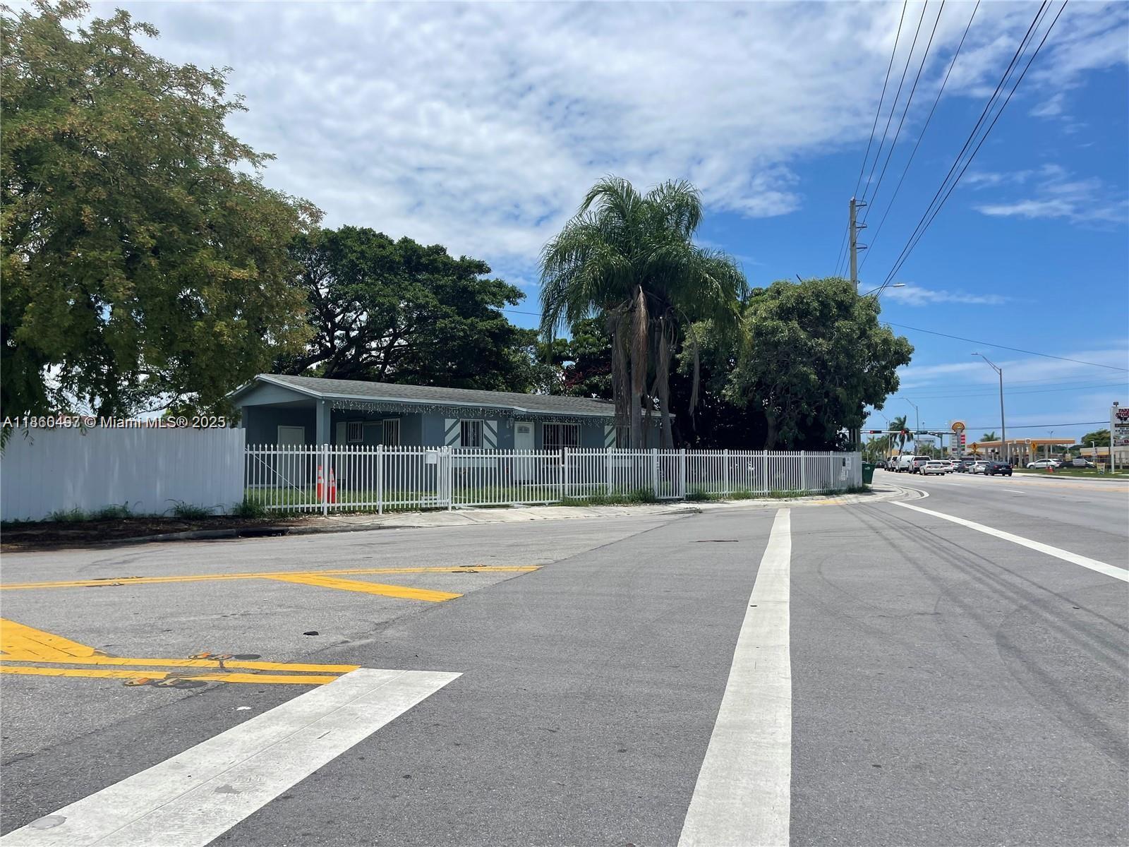 Single-family home with 3 bedrooms, 2 bathrooms, spacious common areas, in an excellent neighborhood, ideal for families, good schools nearby, no association. Guest House is rented separately for $1,000 per month.