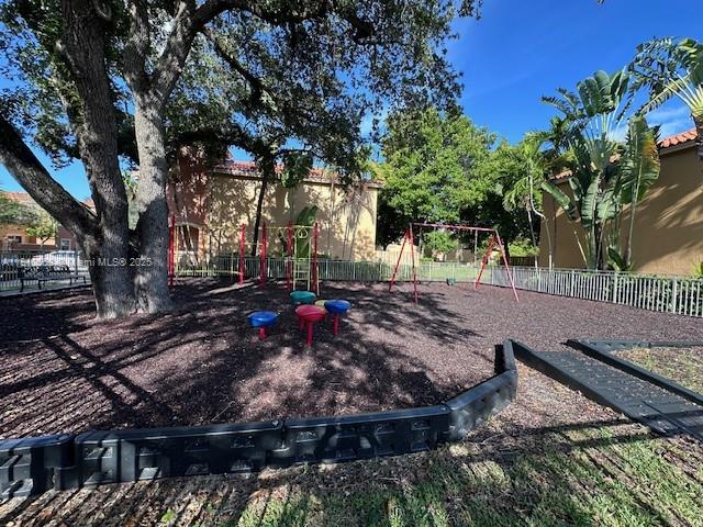 VILLAS AT HARBOR ISLES CO - Residential Lease