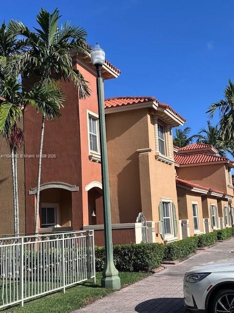 VILLAS AT HARBOR ISLES CO - Residential Lease