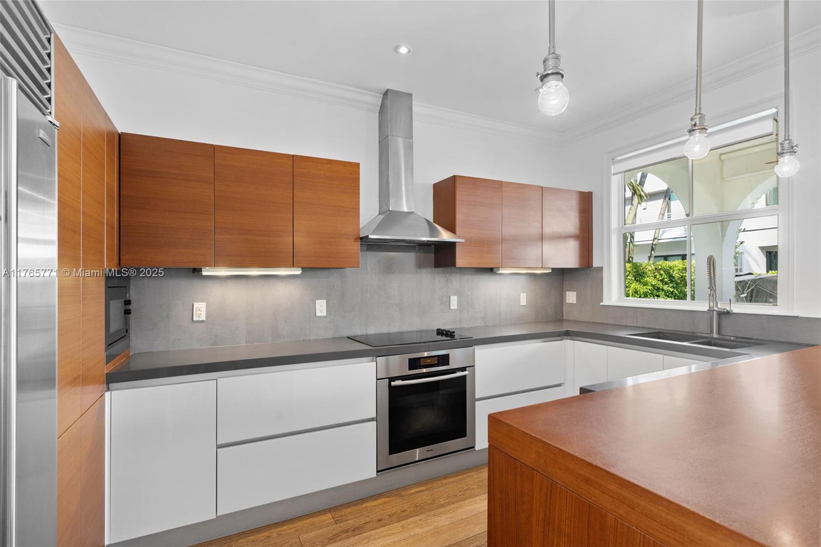 TROPICAL ISLE HOMES SUB 1 - Residential