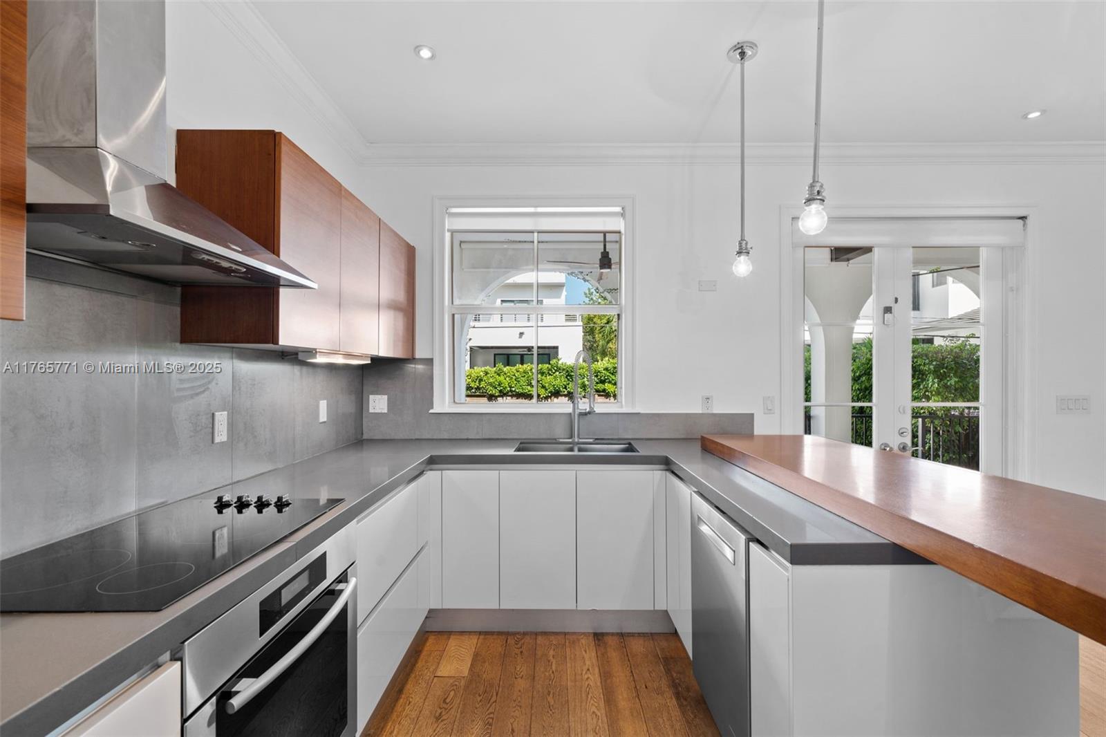 TROPICAL ISLE HOMES SUB 1 - Residential