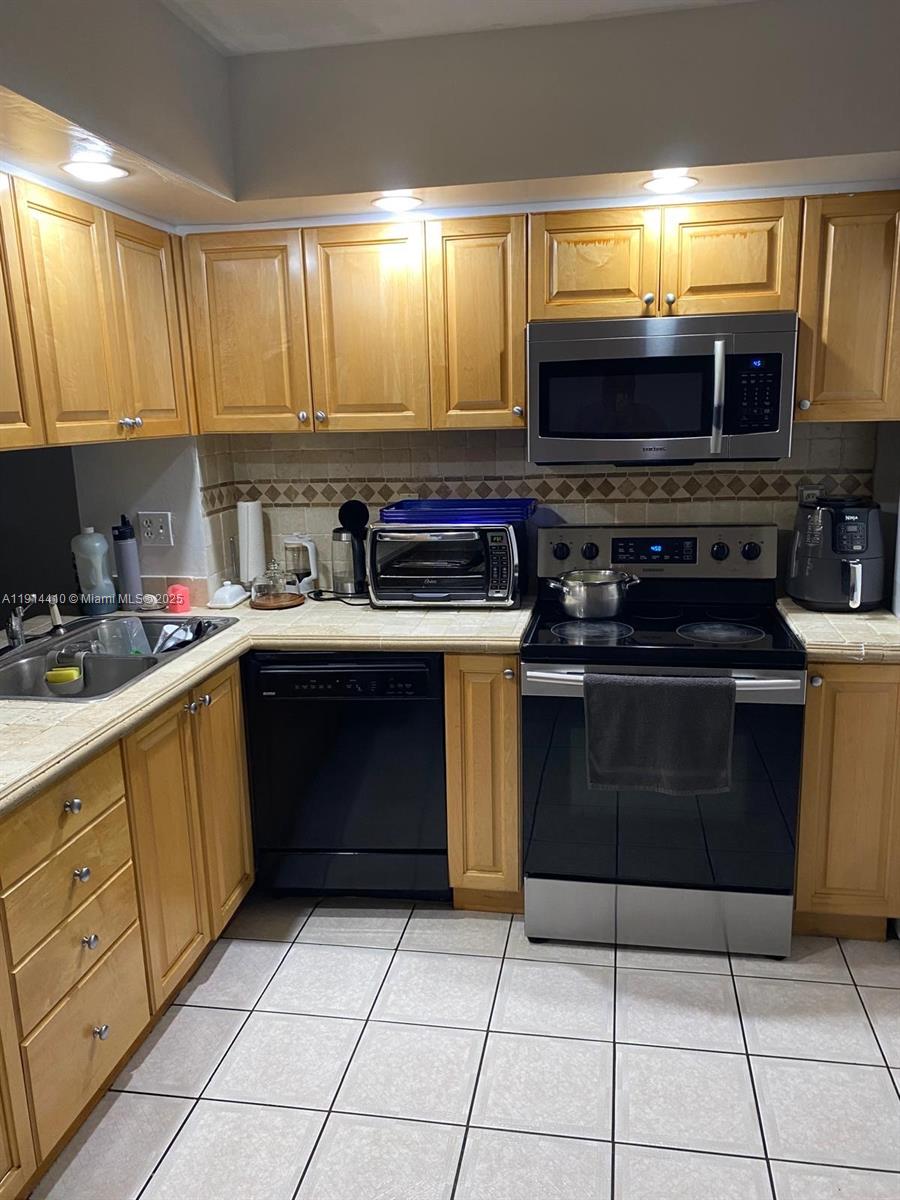 2150 W 60th St 11104