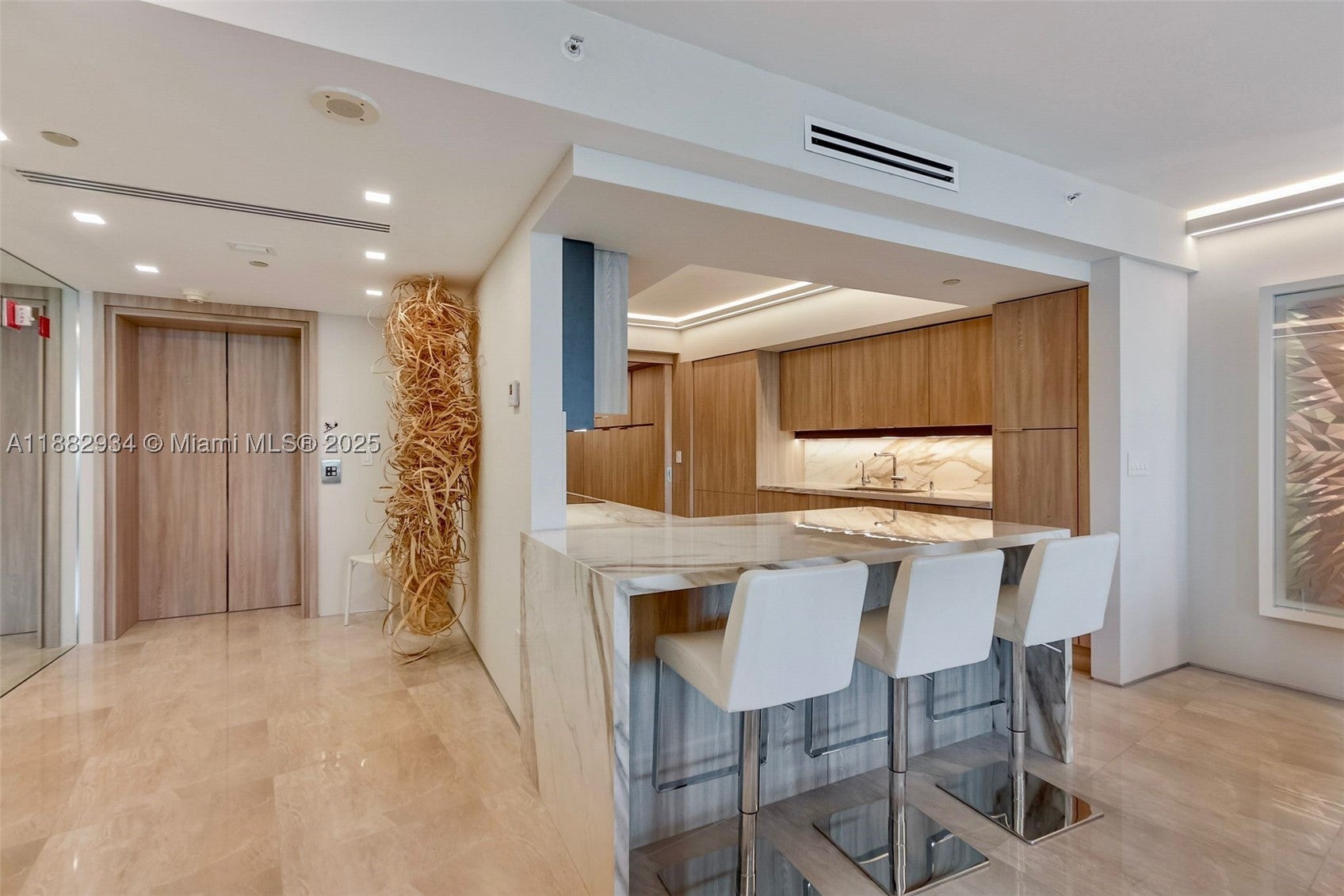 1455 Ocean Dr 811