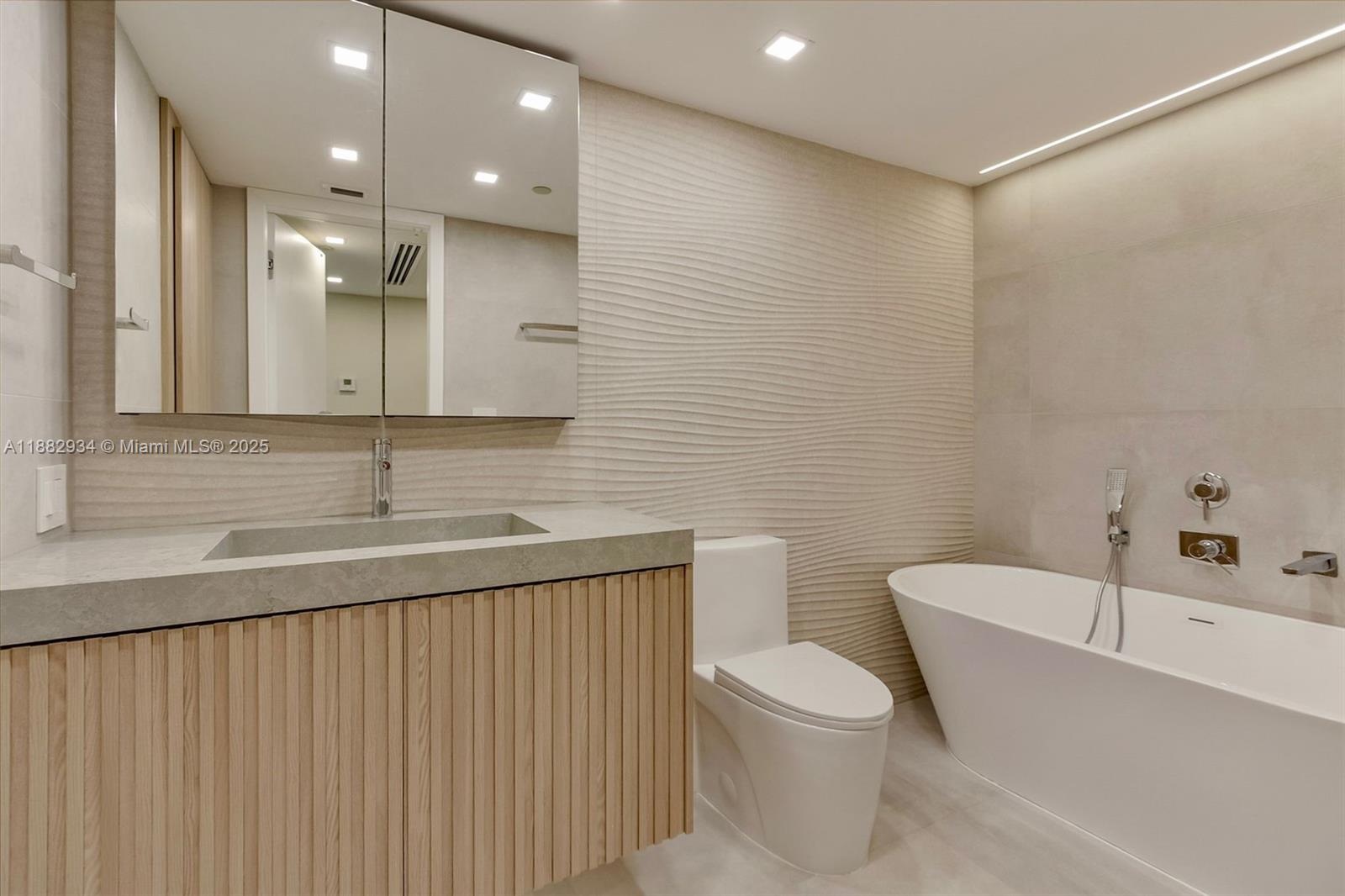 1455 Ocean Dr 811