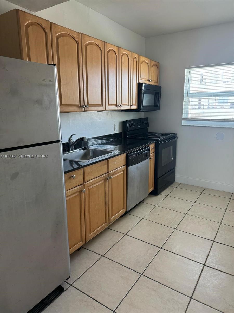 BEAUTIFUL UNIT 1/1 READY TO MOVE IN LOCATED NEAR TO EVERYTHING, RESTAURANTS, BEACH, MIAMI ITL.
AIRPORT, SCHOOLS AND PRINCIPAL HIGHWAYS.
