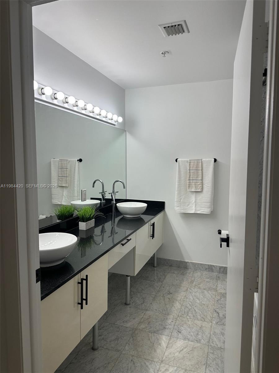 BRICKELL ON THE RIVER N T - Residential