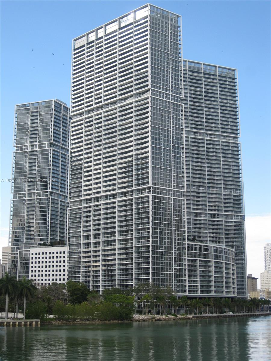 THE UNIT IS VACANT. AVAILABLE FOR IMMEDIATE OCCUPANCY. ANNUAL LEASE ONLY!!! 
THE UNIT IS COMPLETELY FURNISHED AND DECORATED, BLACKOUTS IN BEDROOM. MOVE IN AND ENJOY THE BEST AMENITIES IN THE BRICKELL AREA. WALKING DISTANCE TO MARY BRICKELL VILLAGE, WHOLEFOODS, ETC.
NO SUBLEASE. NO AIRBNB.  SHOWINGS ARE POSSIBLE WITH A 24 HR NOTICE. FULLY FURNISHED. READY TO MOVE IN. BRING ALL OFFERS!