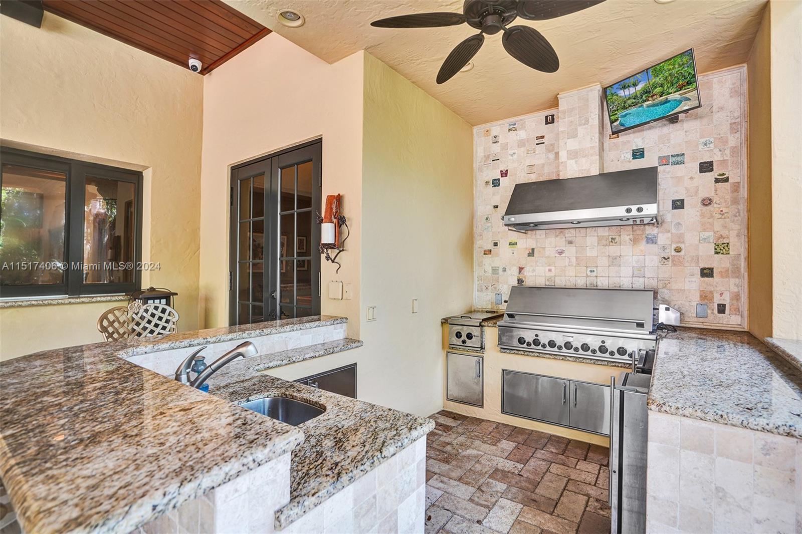 TOWN & RANCH ESTS - Residential