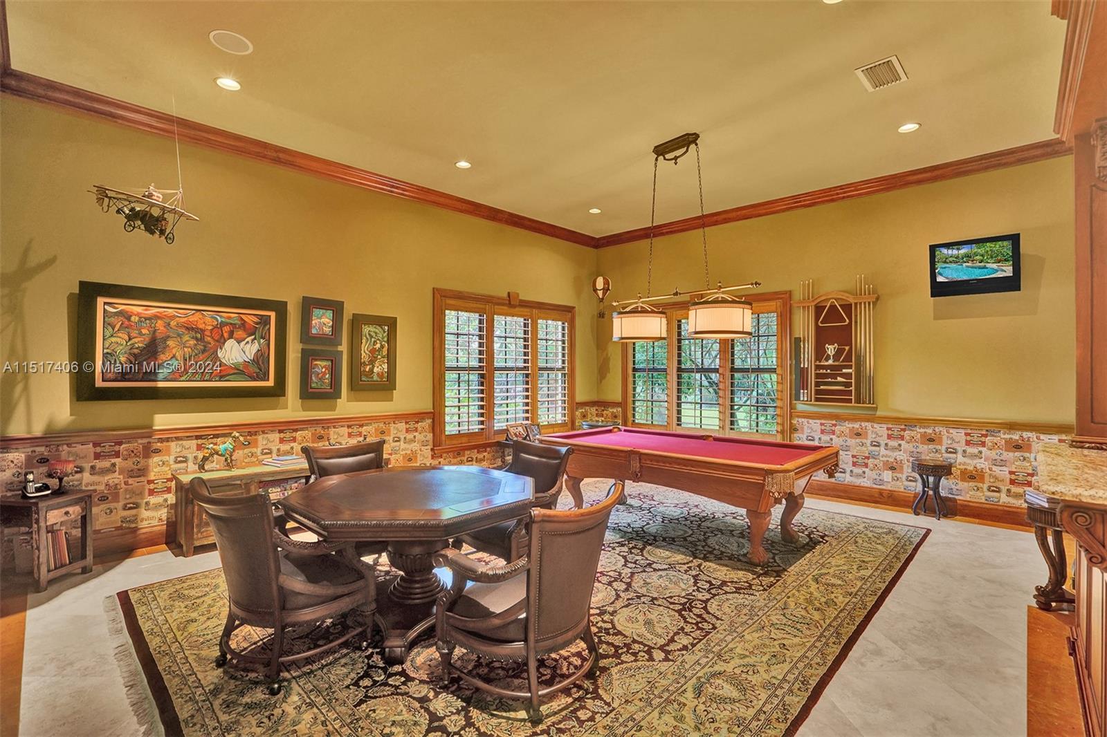 TOWN & RANCH ESTS - Residential