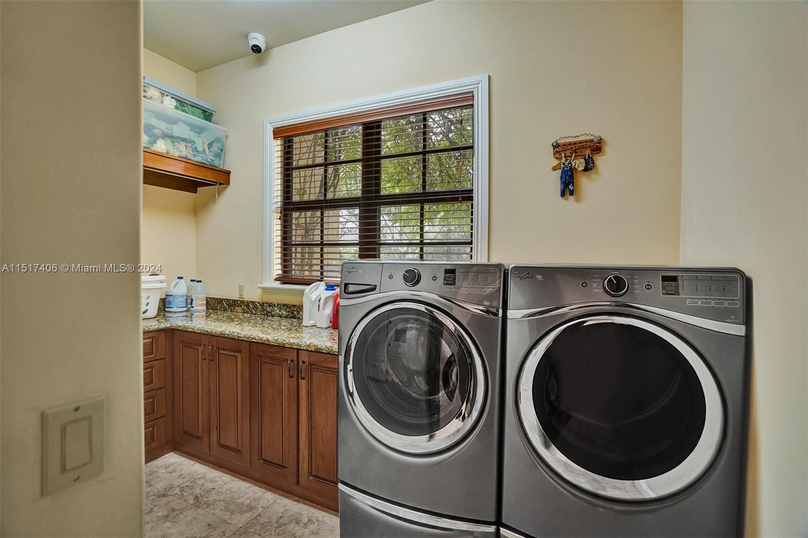 TOWN & RANCH ESTS - Residential