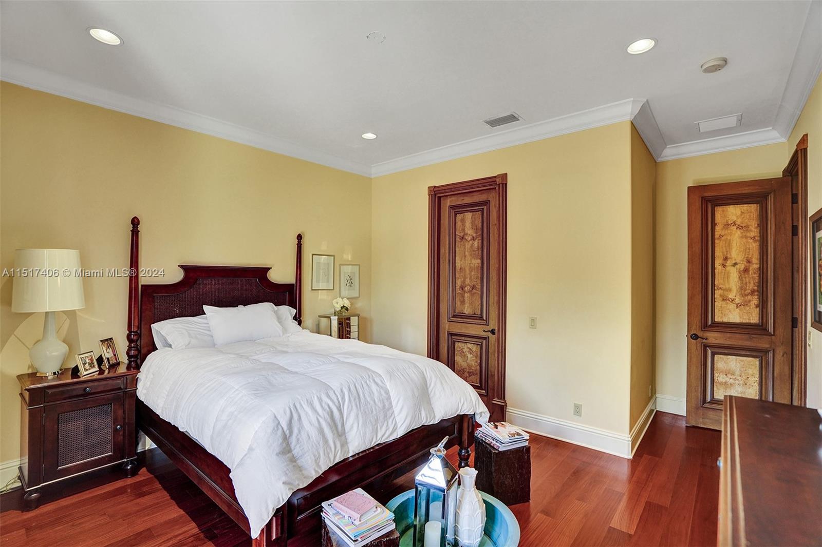 TOWN & RANCH ESTS - Residential