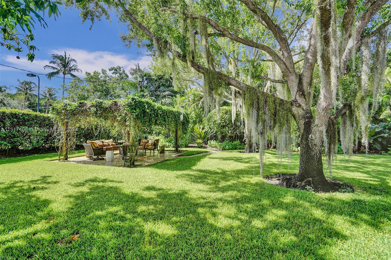 TOWN & RANCH ESTS - Residential