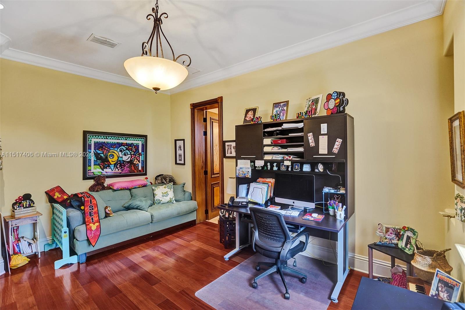 TOWN & RANCH ESTS - Residential