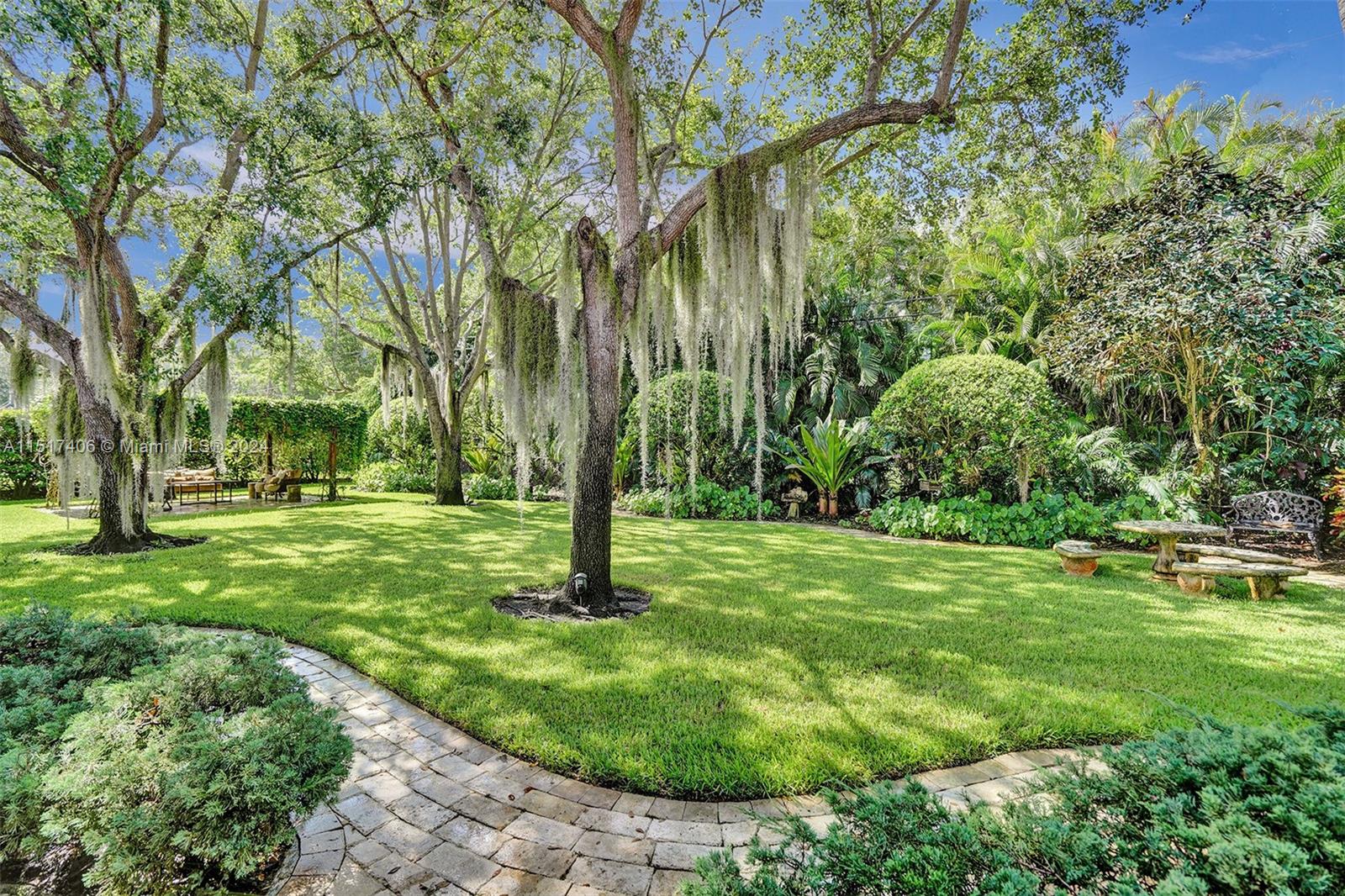 TOWN & RANCH ESTS - Residential