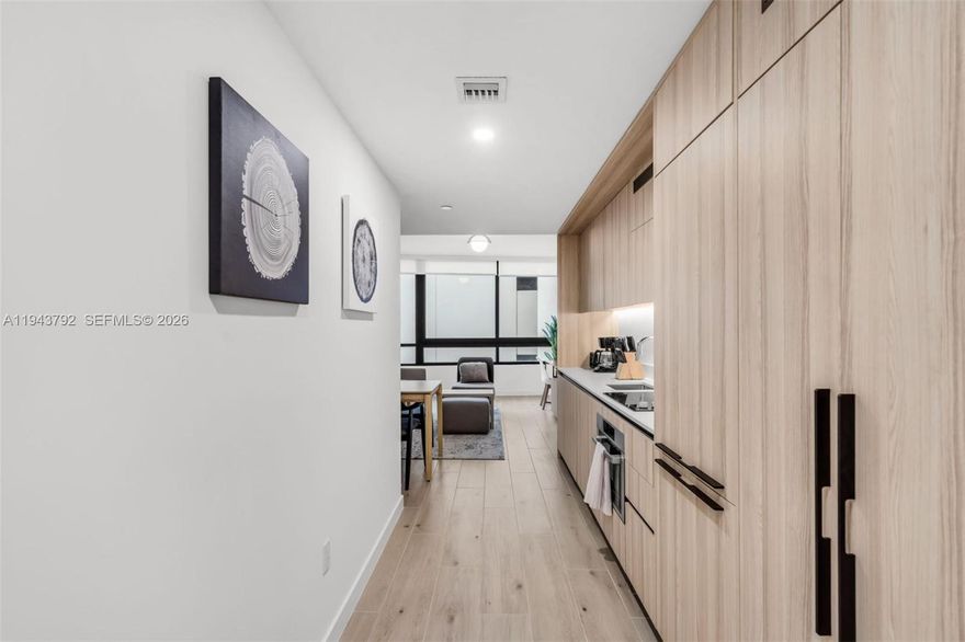 Enjoy this modern and bright 2-bedroom, 2-bathroom apartment, designed for comfort and convenience.
The master bedroom features a King-size bed and an en-suite bathroom, while the second bedroom offers a Queen-size bed with ample closet space.

The unit includes a fully equipped open-concept kitchen, seamlessly connected to the dining and living areas, creating a spacious and inviting atmosphere.
It also offers in-unit washer and dryer, central air conditioning, and large windows that provide plenty of natural light.

Please note: there are no daily fees. Free parking available off the premises. 

DEC-JAN $5000
FEB-APR $5500
MAY $5000
JUN-JUL $6500
AUG-NOV $4000