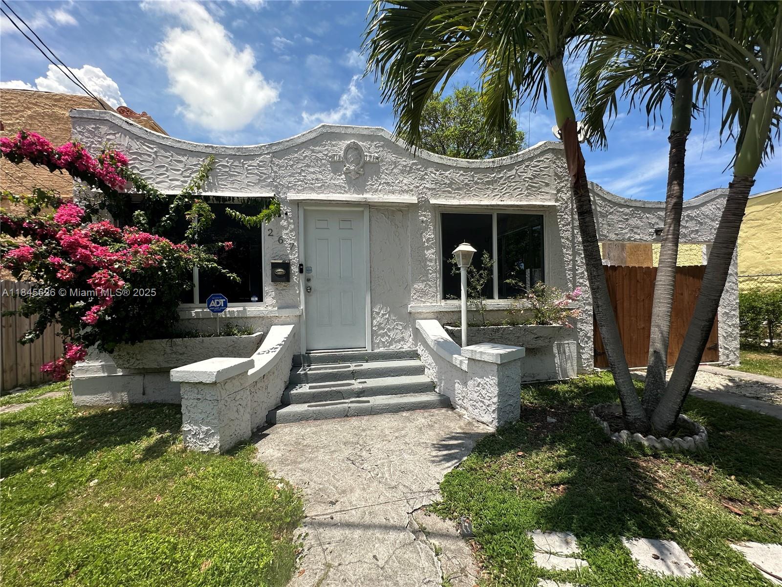 Great location in Wynwood - adorable 1 bedroom rear unit in a single-family home. Walking distance to Shops at Midtown and many other food and entertainment options.
Rent it on its own or along with the main house that is also available for rent.